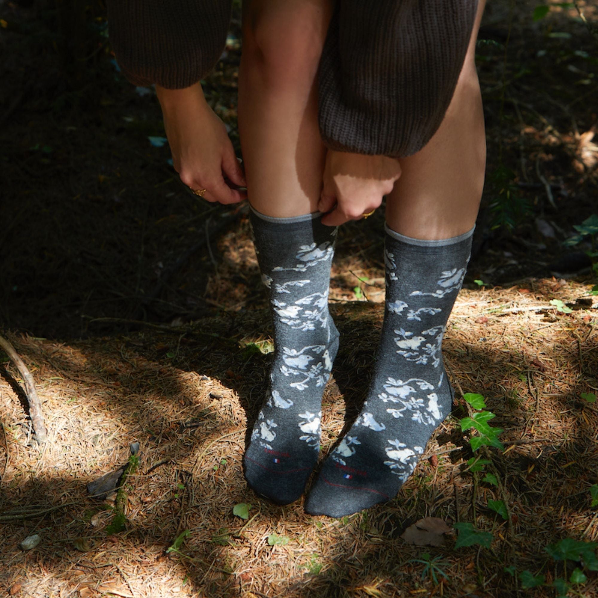 Chaussettes gris motif chiens