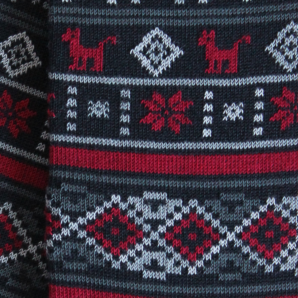 Chaussettes laine noir et rouge motif norvégien