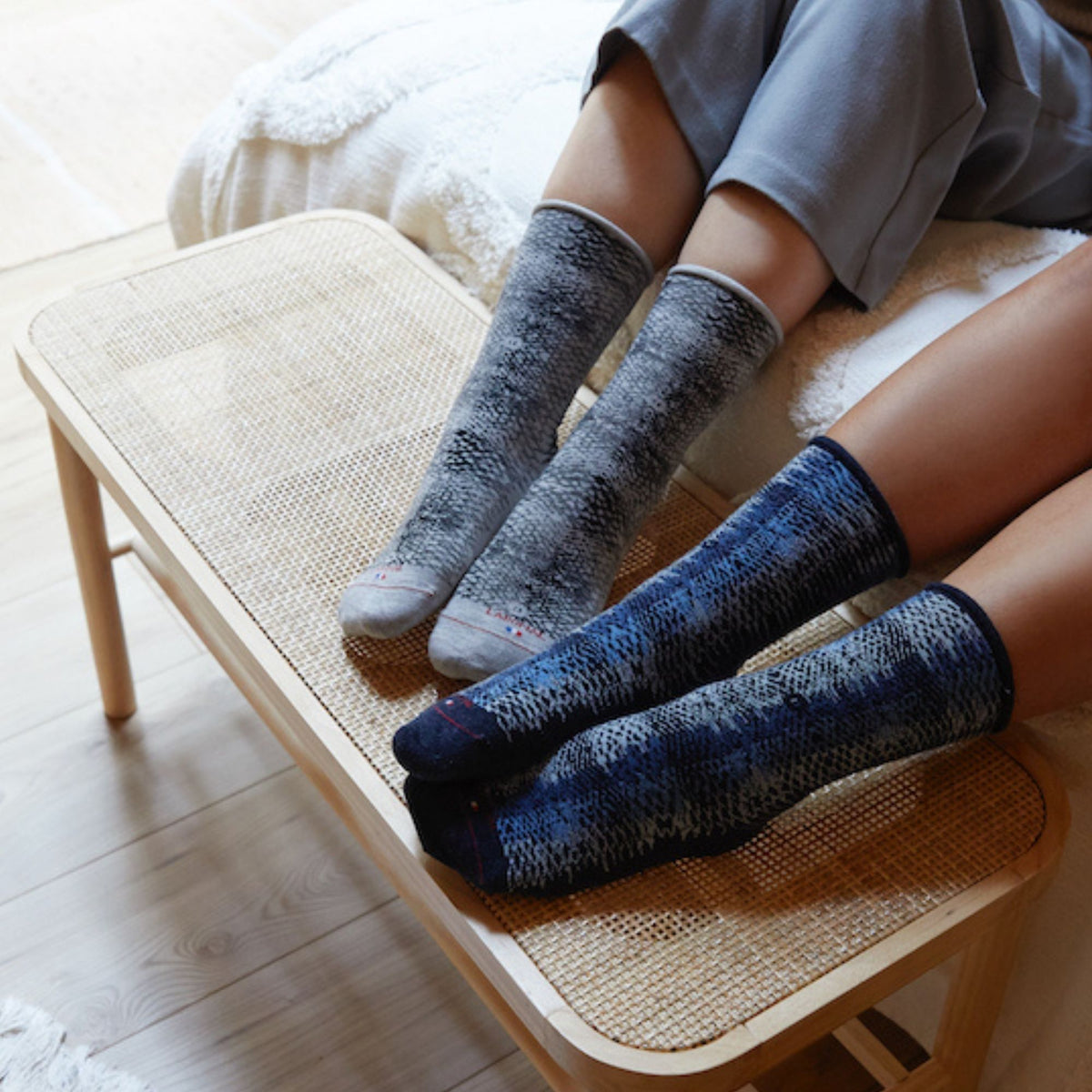 Chaussettes gris roulottée motif serpent