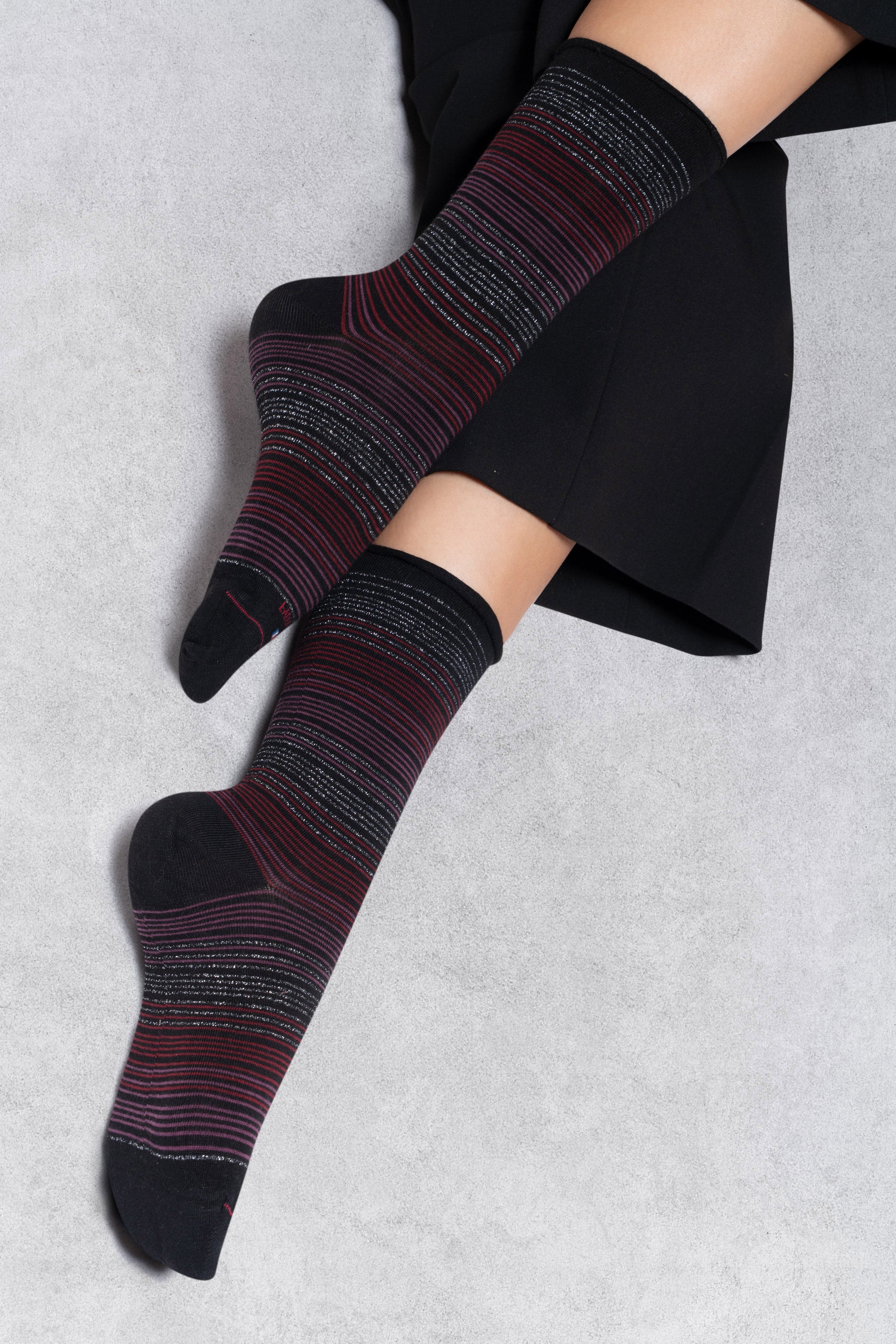 Chaussettes en viscose et soie roulottées Noir - Rayures brillantes