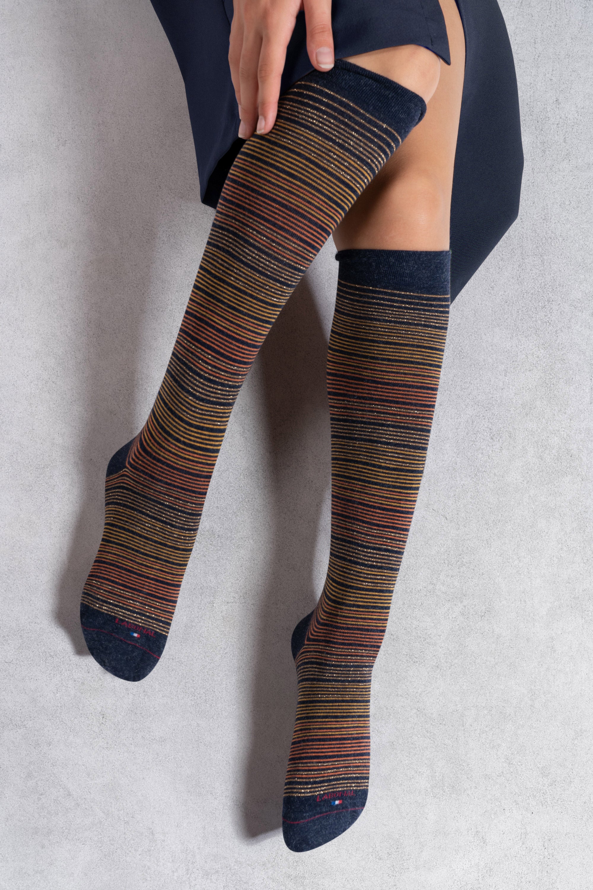 Chaussettes hautes en viscose et soie Bleu jean - Rayures brillantes