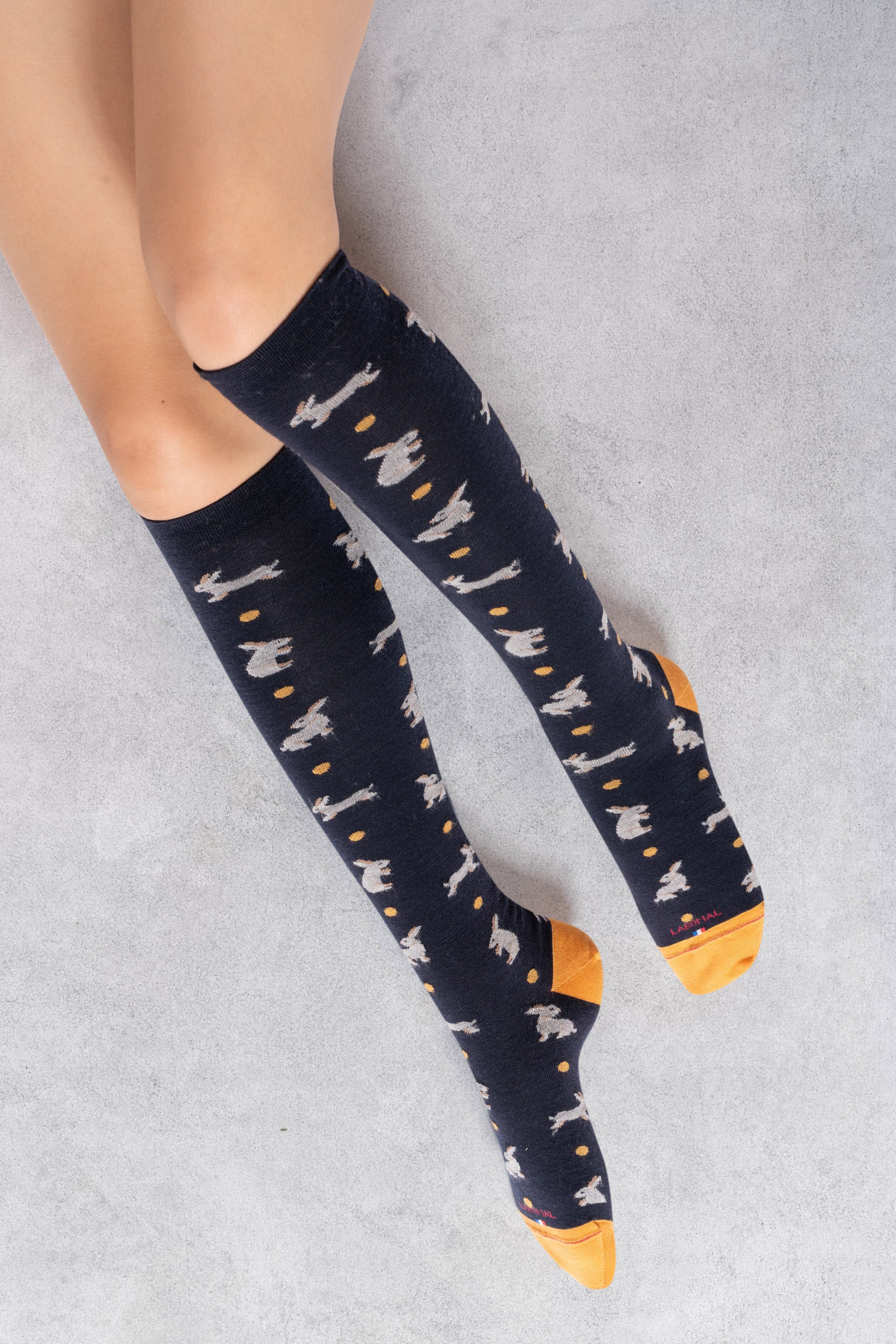 Chaussettes hautes en laine mérinos Marine - Motifs semis lapins