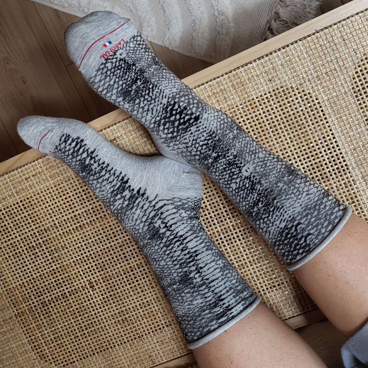 Chaussettes gris roulottée motif serpent
